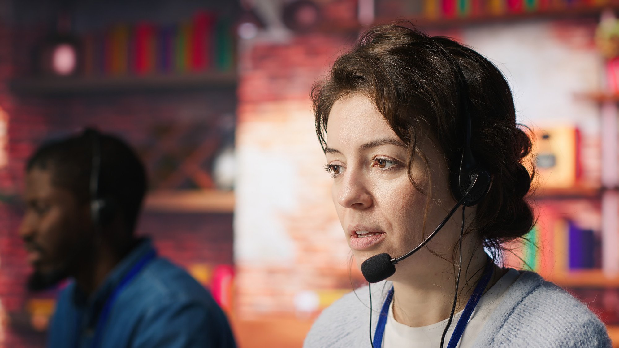 Medewerker in meldkamer